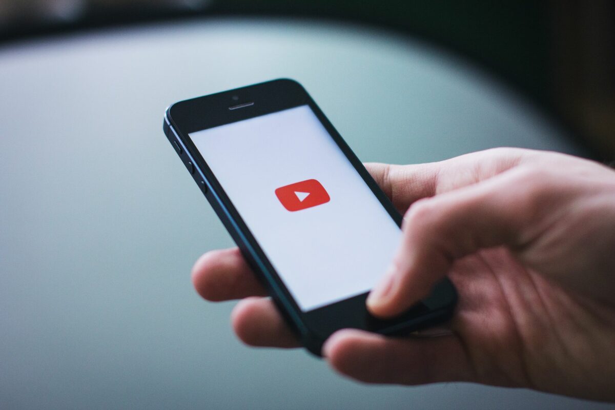 Ask YouTube : la recherche conversationnelle par IA ouverte à tous les utilisateurs américains